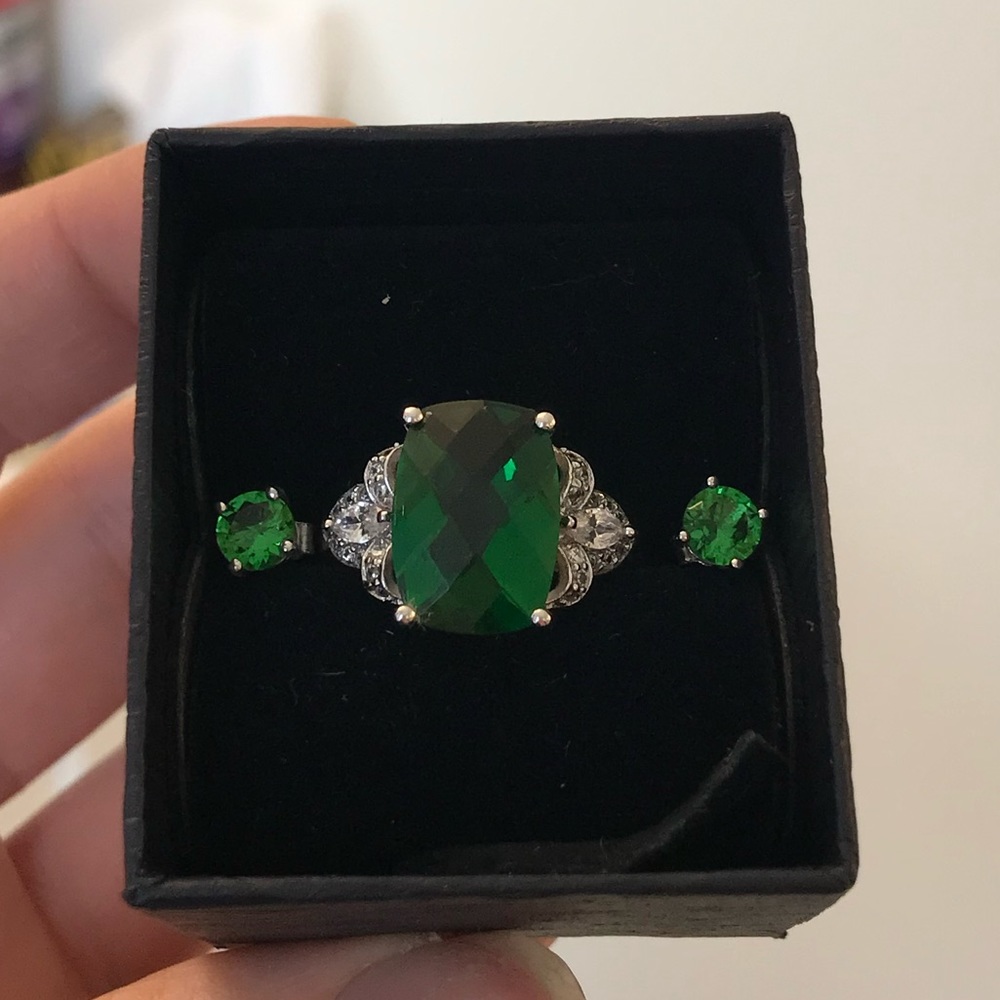 NWT Stunning Helenite Ring and matching stud earrings